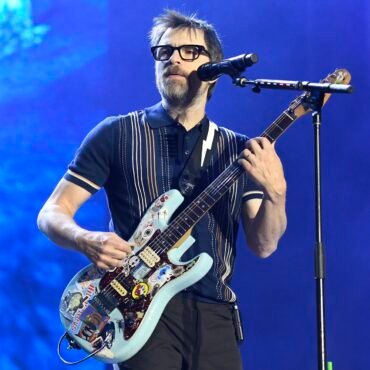 Weezer anuncia una edición limitada en vinilo para conmemorar su 34 aniversario. Descubre todos los detalles aquí.