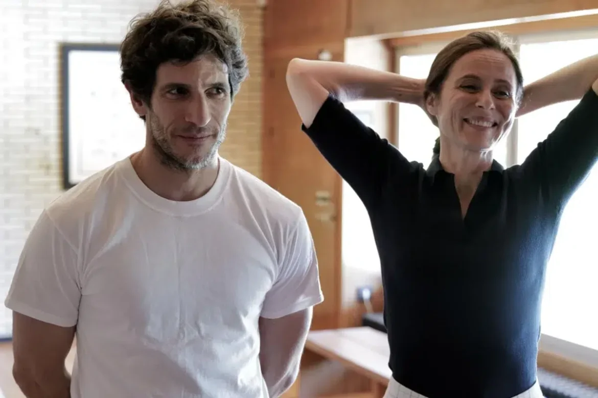 El nuevo filme de Pedro Almodóvar, Amarga Navidad, presenta su póster, emocionando a sus fans.