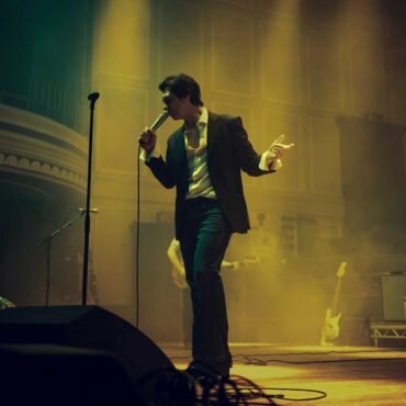 El tributo Antarctic Monkeys tuvo el honor de interpretar Opening Night antes que la banda original, generando una conexión especial.