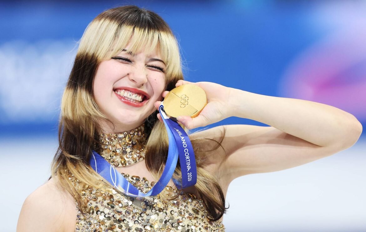 Alysa Liu, doble medallista de oro, cautivó al público en el Gala de Patinaje 2026 con su actuación impactante.