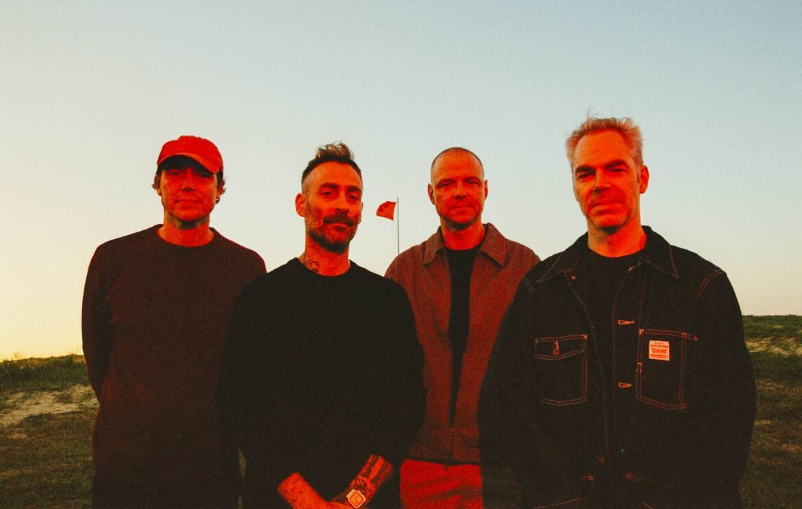 American Football sorprende con su nuevo sencillo Bad Moons, donde exploran temas de confesión y emociones profundas en un videoclip fascinante.