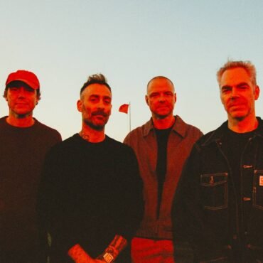 American Football sorprende con su nuevo sencillo Bad Moons, donde exploran temas de confesión y emociones profundas en un videoclip fascinante.