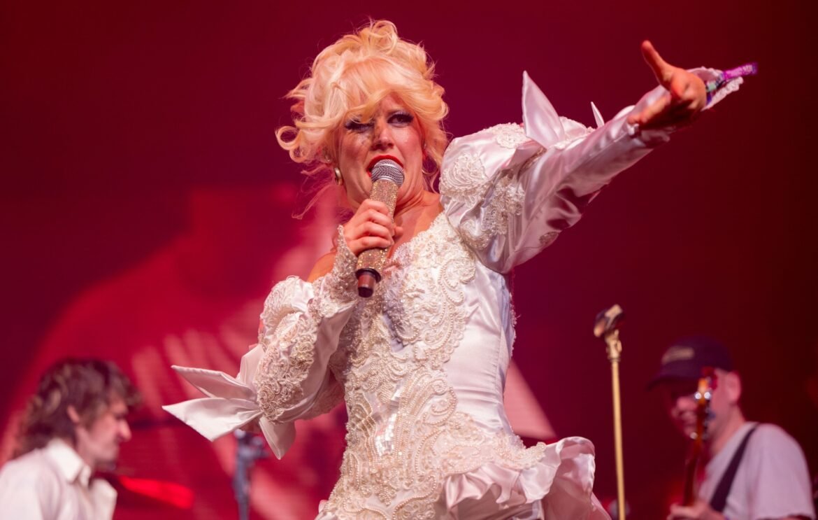 Jamie Nelson, fotógrafo de Los Ángeles, presenta una solicitud de orden de restricción contra Amy Taylor, de Amyl & The Sniffers.