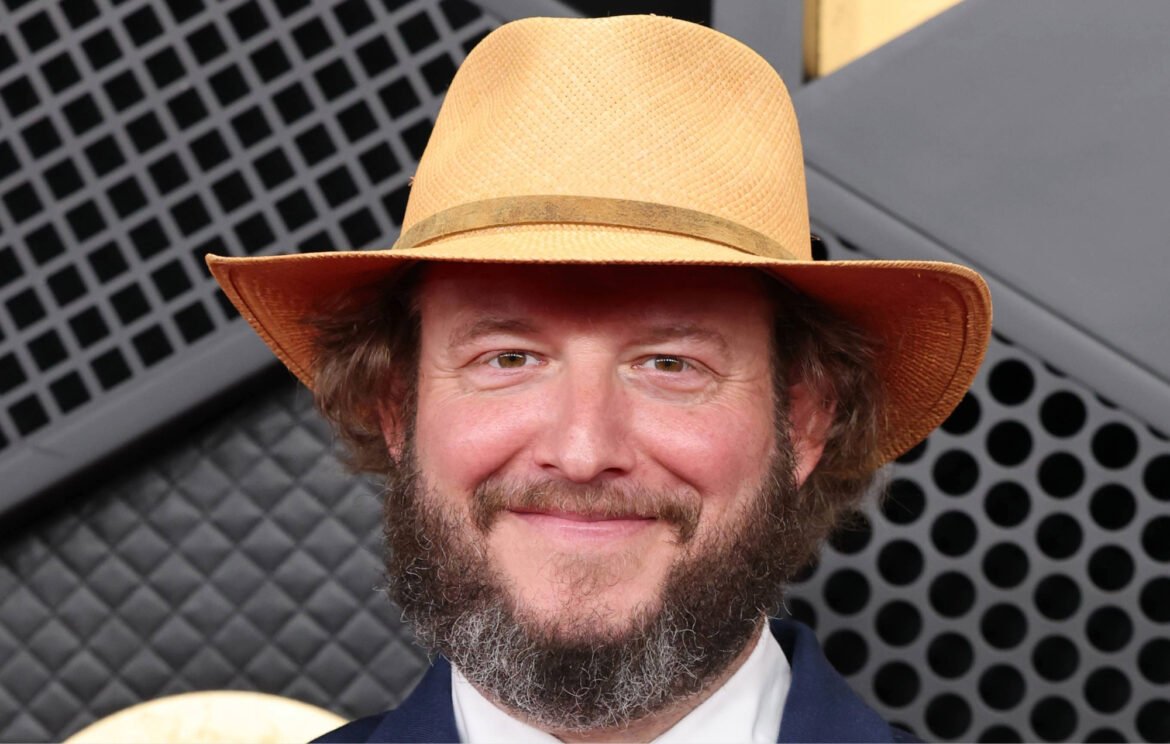 Justin Vernon de Bon Iver ha contestado a las críticas de Megyn Kelly por su protesta en los Grammy.