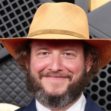 Justin Vernon de Bon Iver ha contestado a las críticas de Megyn Kelly por su protesta en los Grammy.