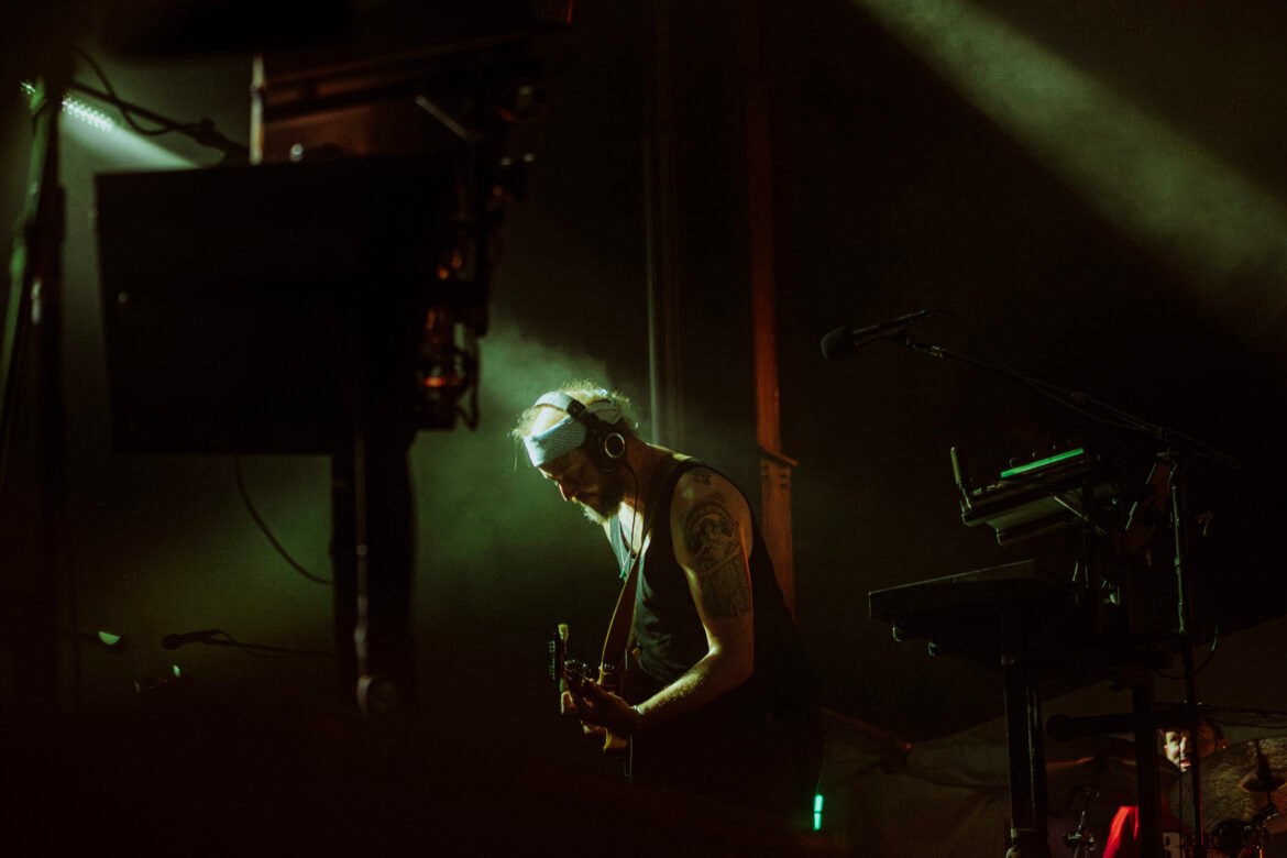 Justin Vernon de Bon Iver revive momentos únicos de su carrera con la serie Volumes, explorando su legado musical.