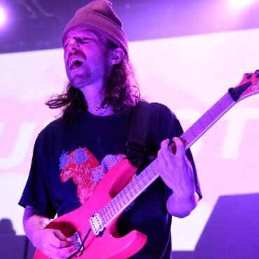 Brady Ebert, exguitarrista de Turnstile, enfrenta controversia tras ser excluido de su nueva banda por acusaciones financieras.