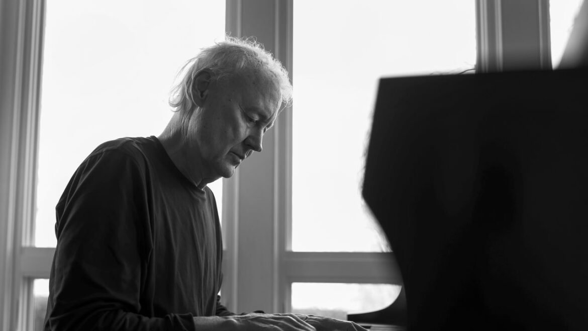 El nuevo álbum de Bruce Hornsby presenta colaboraciones destacadas con Ezra Koenig, Bonnie Raitt y el fallecido Bob Weir.