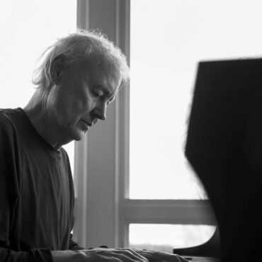 El nuevo álbum de Bruce Hornsby presenta colaboraciones destacadas con Ezra Koenig, Bonnie Raitt y el fallecido Bob Weir.