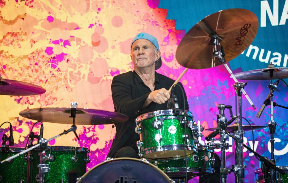 El icónico Chad Smith de Red Hot Chili Peppers sorprendió a estudiantes de batería al asumir el rol de profesor sustituto.