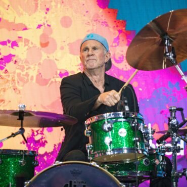 El icónico Chad Smith de Red Hot Chili Peppers sorprendió a estudiantes de batería al asumir el rol de profesor sustituto.
