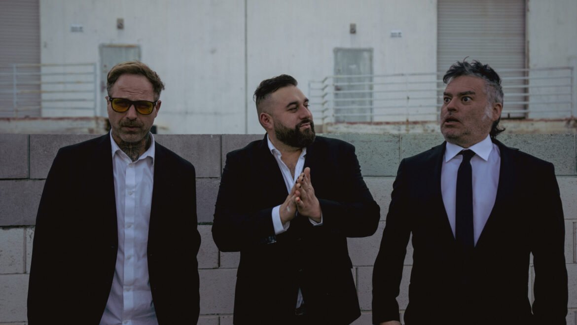 El trío punk Codefendants se une a Jakob Nowell para abordar la alienación causada por las redes sociales.