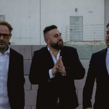 El trío punk Codefendants se une a Jakob Nowell para abordar la alienación causada por las redes sociales.