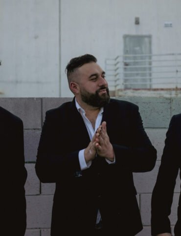 El trío punk Codefendants se une a Jakob Nowell para abordar la alienación causada por las redes sociales.