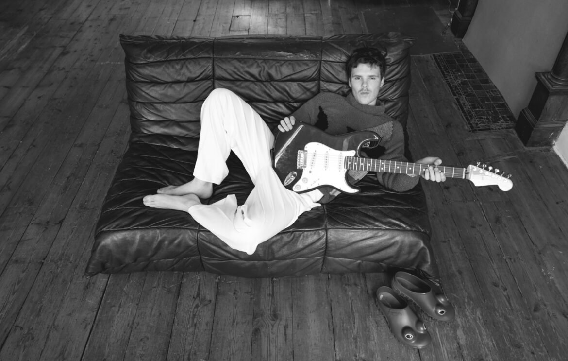 Cruz Beckham sorprende al compartir un video donde toca Viva Forever con su madre y las Spice Girls.