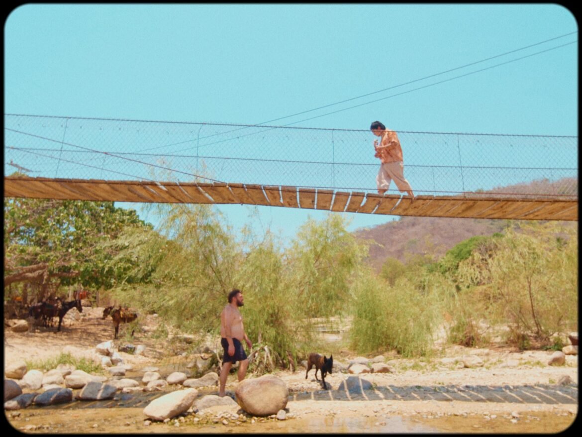 Descubre como David Velasco y Macario Martínez unen sus talentos en la emotiva canción Corre mi vida.