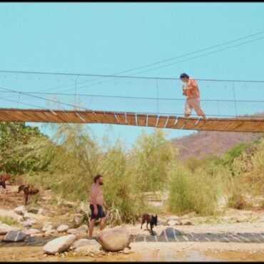 Descubre como David Velasco y Macario Martínez unen sus talentos en la emotiva canción Corre mi vida.