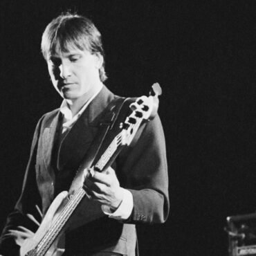 La música llora la pérdida de Fred Smith, un bajista esencial para Blondie y Television, conocido por su naturalidad.