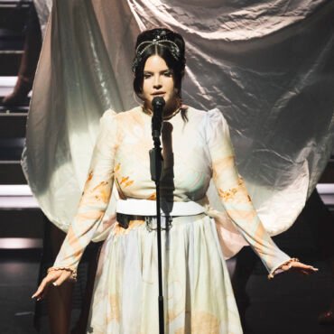 Lana Del Rey revela su nuevo sencillo, generando expectación por el álbum que anunció previamente en 2024.