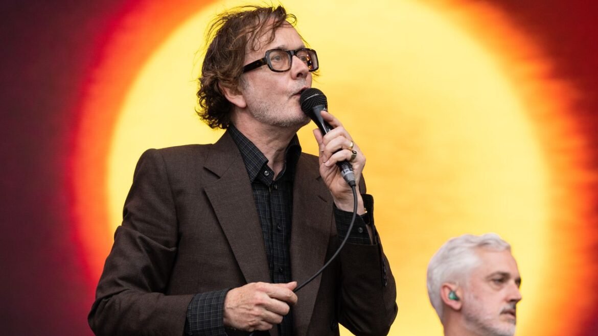 Pulp sorprende a sus fans con Begging For Change, una nueva canción para el compilado Help(2) de War Child UK.