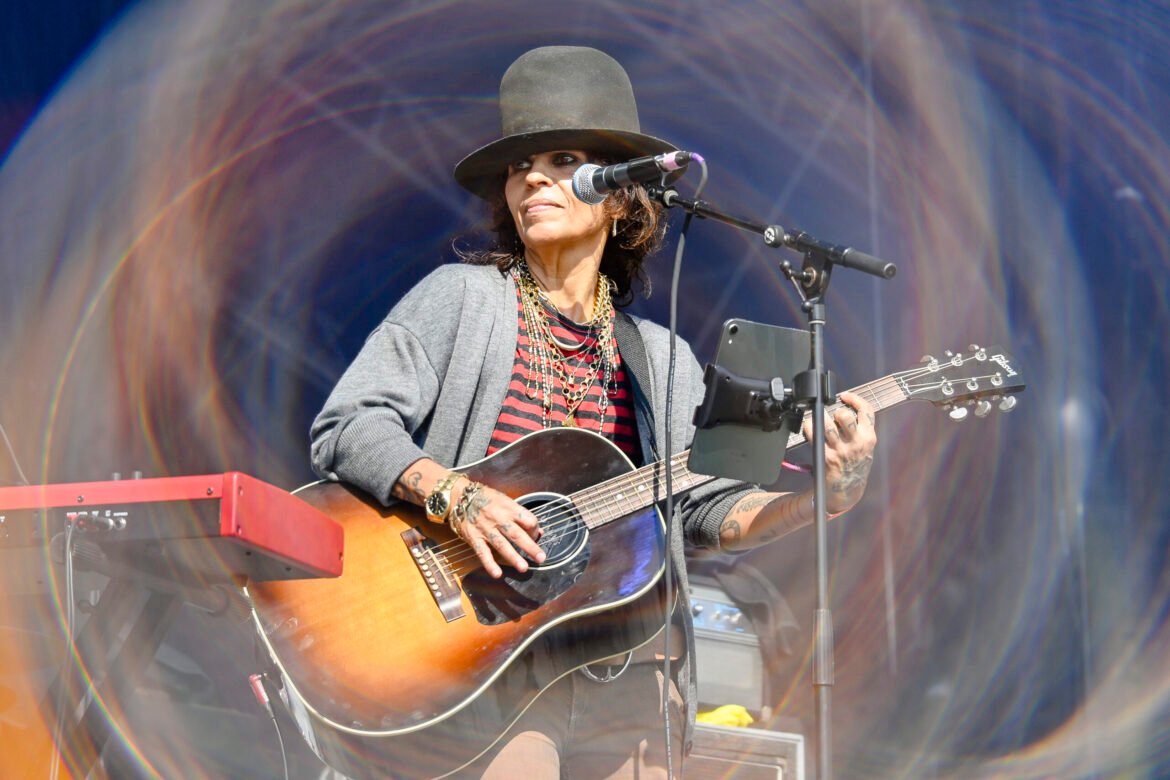 La reconocida artista Linda Perry lanza su álbum en solitario el 8 de mayo, revisitando su famoso tema Beautiful.