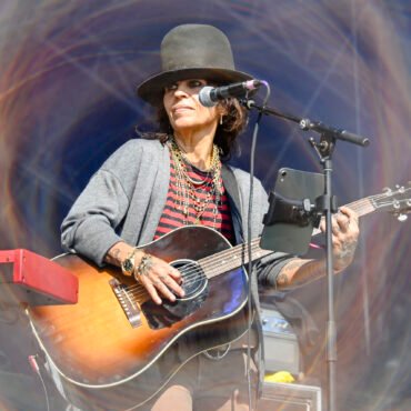 La reconocida artista Linda Perry lanza su álbum en solitario el 8 de mayo, revisitando su famoso tema Beautiful.