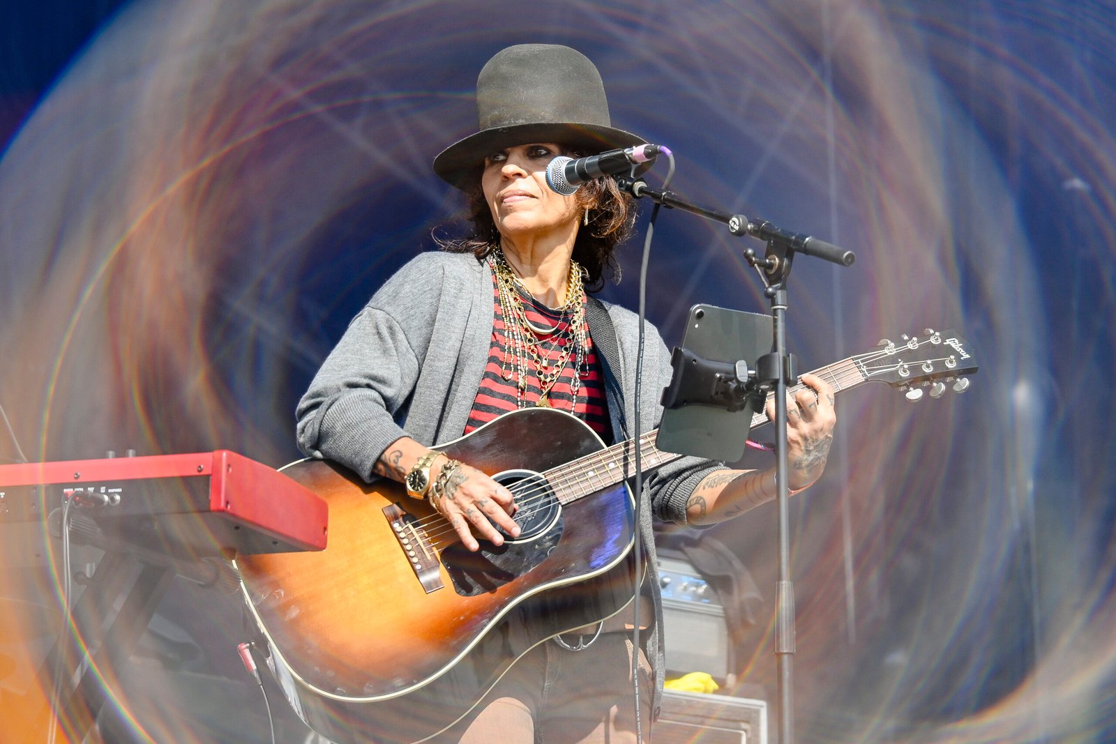 Linda Perry presenta nuevo álbum y reimagina Beautiful