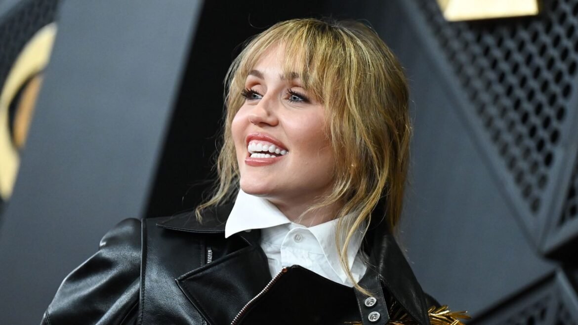 Miley Cyrus regresa con un especial por el 20 aniversario de Hannah Montana, que se estrenará en Disney Plus.