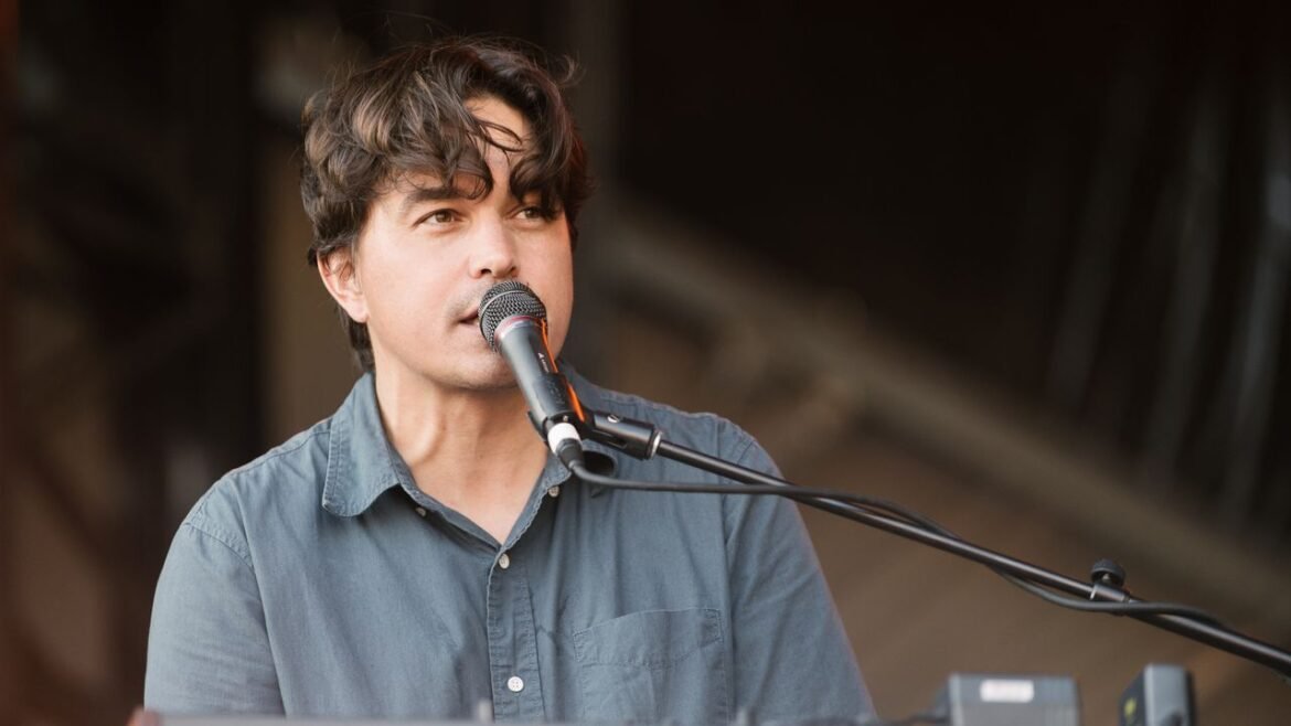 Spencer Krug sorprende con una versión solo piano de I'll Believe in Anything, tras su éxito en Heated Rivalry.