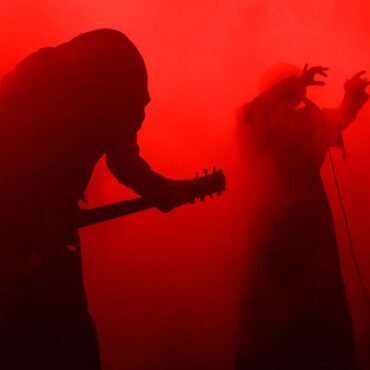 La banda Sunn O) presenta su nuevo tema Butch’s Guns y amplía su gira europea en promoción de su álbum homónimo.