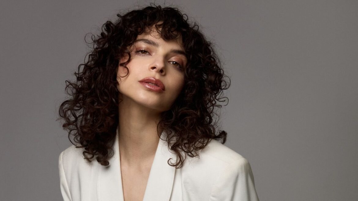 Descubre cómo Gisselle Kuri se reinventa en su fascinante nuevo proyecto llamado Bodas S.A.