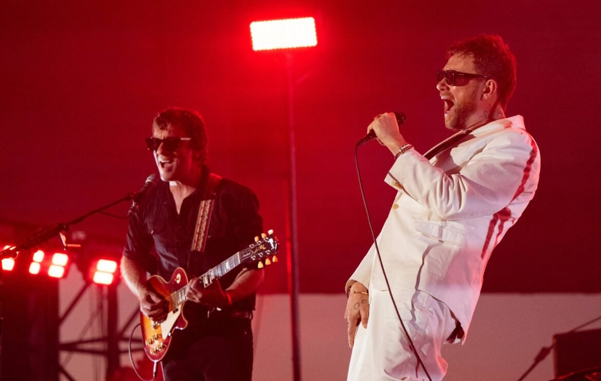 Damon Albarn reflexiona sobre la actuación de Blur en Coachella y su relación con las redes sociales actuales.