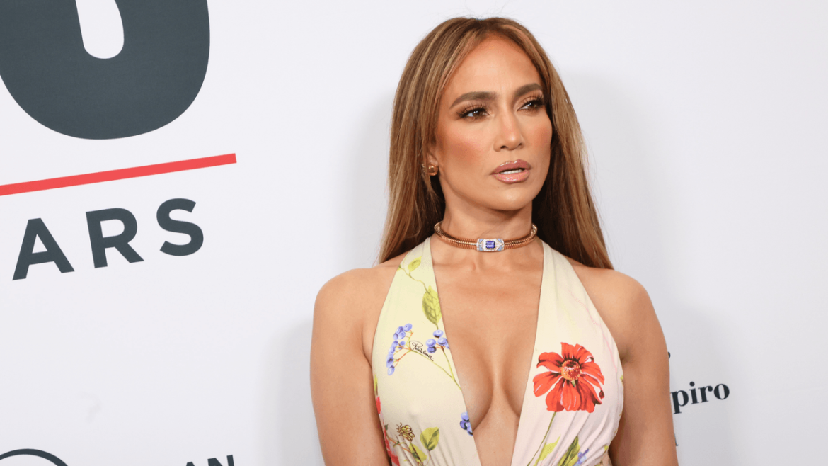 El icónico vestido lencero de Jennifer Lopez es la opción ideal para dar la bienvenida a la primavera 2026 con estilo.