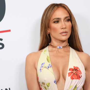 El icónico vestido lencero de Jennifer Lopez es la opción ideal para dar la bienvenida a la primavera 2026 con estilo.