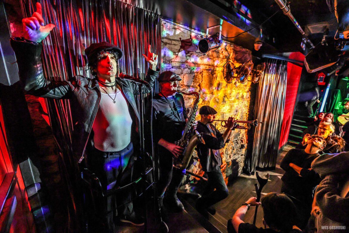 Descubre cómo Jesse Malin transforma su dolor en arte con Silver Manhattan, un espectáculo inspirador y único.