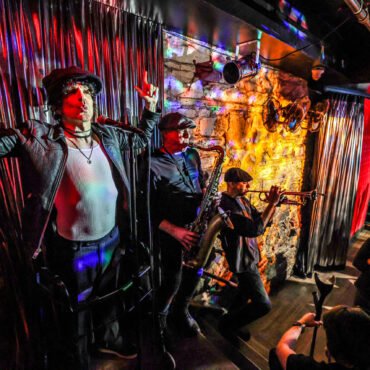 Descubre cómo Jesse Malin transforma su dolor en arte con Silver Manhattan, un espectáculo inspirador y único.