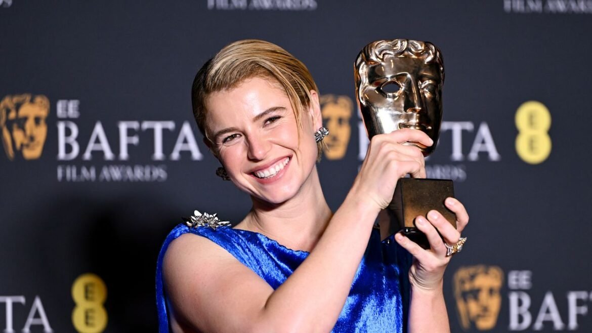 Descubre quién es Jessie Buckley, la talentosa actriz de Hamnet, favorita para los premios Oscar 2026.