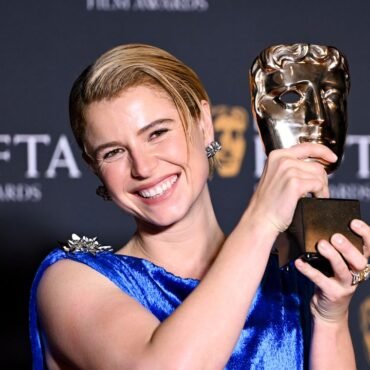 Descubre quién es Jessie Buckley, la talentosa actriz de Hamnet, favorita para los premios Oscar 2026.