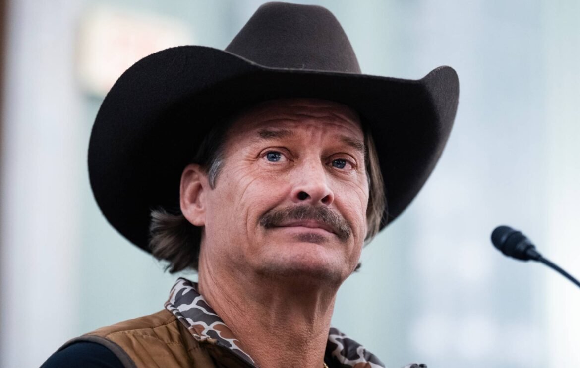 El polémico artista Kid Rock arremete contra los medios por el costo de sus entradas de tour, destacando su postura.