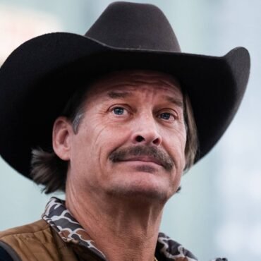 El polémico artista Kid Rock arremete contra los medios por el costo de sus entradas de tour, destacando su postura.