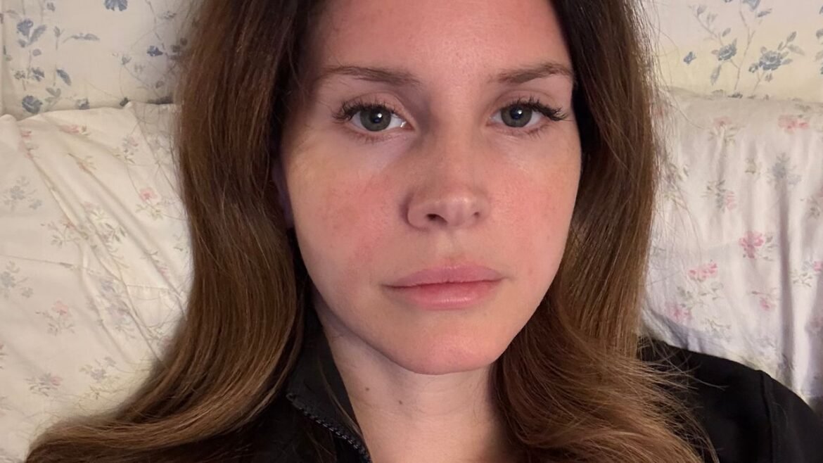 La popular artista Lana Del Rey estrena White Feather Hawk Tail Deer Hunter, su canción favorita del álbum Stove.