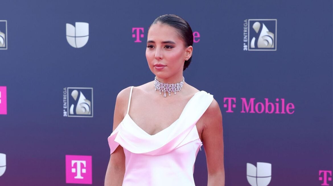 La cantante Majo Aguilar sorprende con un elegante vestido matrimonial en los Premios Lo Nuestro 2026, destacando su estilo moderno.