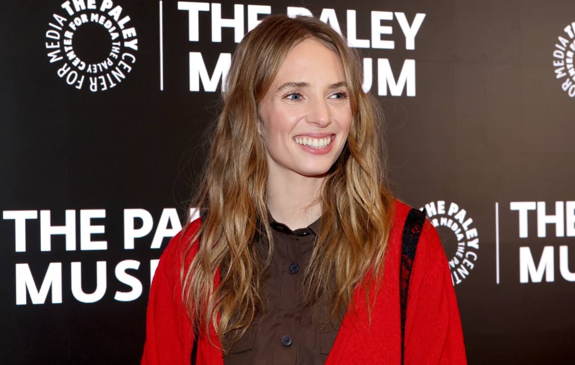 Maya Hawke y Christian Lee Hutson se casan en una ceremonia íntima en Nueva York, un evento inesperado en San Valentín.