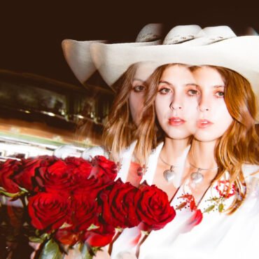 Descubre cómo Mikaela Davis se reinventa en su nuevo álbum, con colaboraciones de artistas destacados.