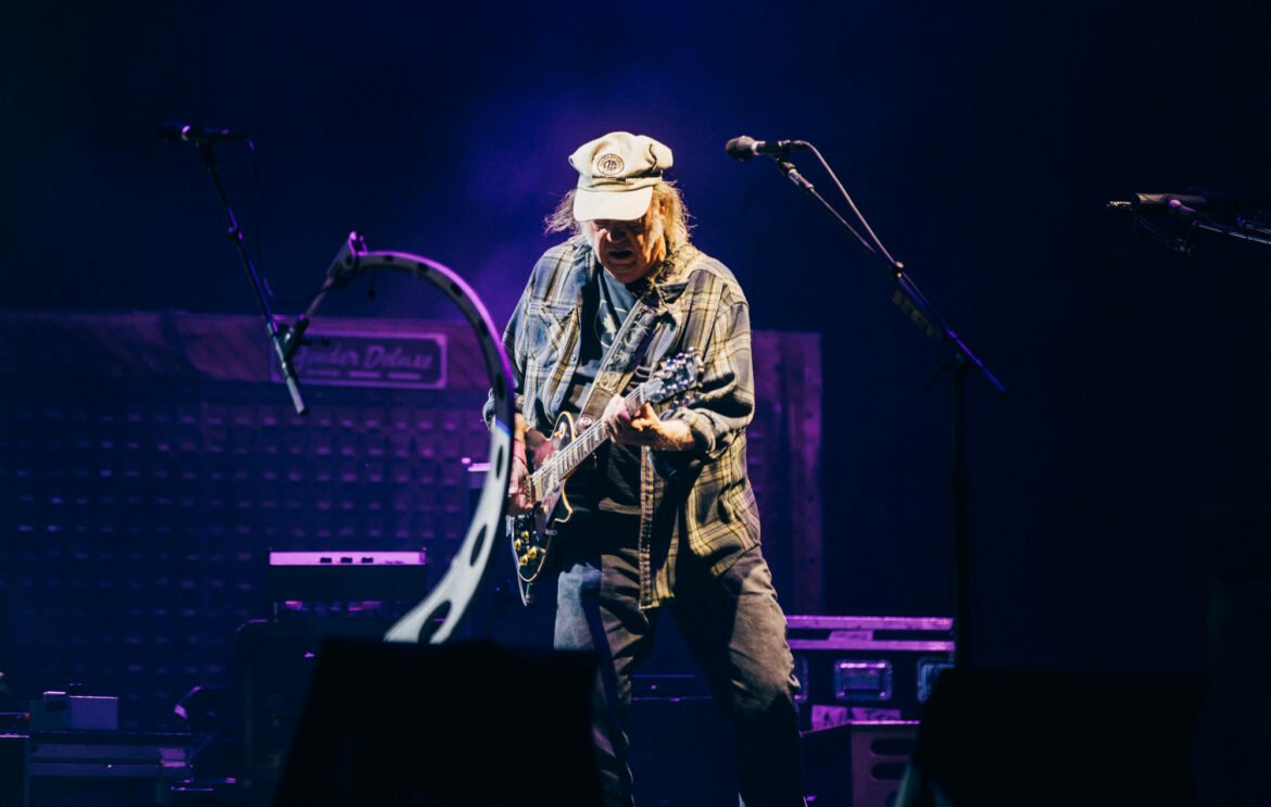 El icónico músico Neil Young revela las razones detrás de la cancelación de su gira 2026 en Europa y el Reino Unido.