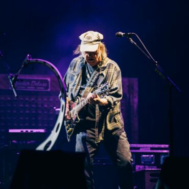 Neil Young se ve obligado a cancelar su gira por Reino Unido y Europa, expresando sus disculpas a los fans.