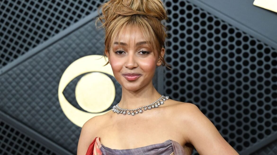 La joven artista PinkPantheress hace historia al ser galardonada como Productora del Año en los BRIT Awards 2026.