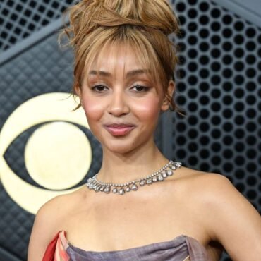 La joven artista PinkPantheress hace historia al ser galardonada como Productora del Año en los BRIT Awards 2026.