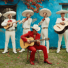 Bruno Mars presenta su nuevo video Risk It All con una banda de mariachi