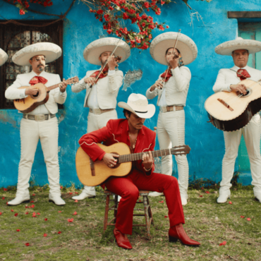 El nuevo álbum de Bruno Mars, The Romantic, se lanza junto al video Risk It All que cuenta con una banda de mariachi.